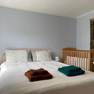 Apartment Morden Flat Close To Dlr Station With Free Parking, London